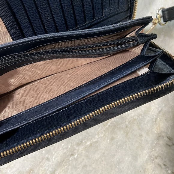 Michael Kors • Wristlet • Wallet - Picture 6 of 6
